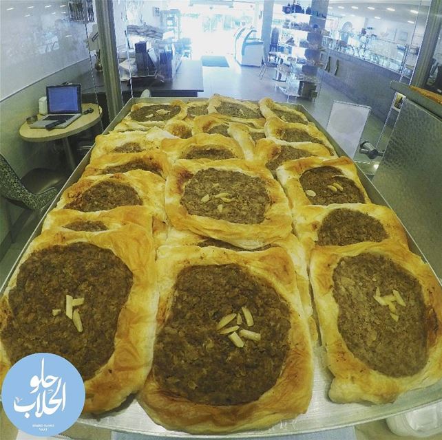 الصفيحة الطرابلسية 😍😄 مع دبس الرمان ولا أطيب من هيك 👌  لحمةبعجين ------- (Abed Ghazi Hallab Sweets)