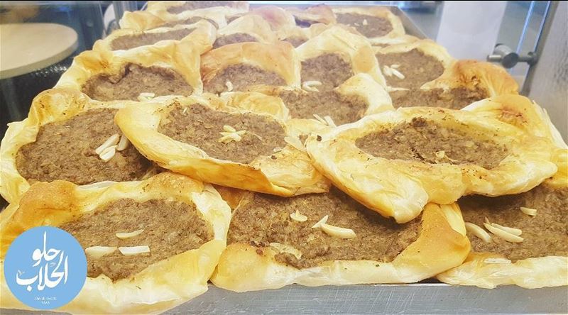 الصفيحة الطرابلسية 😍😄 مع دبس الرمان ولا أطيب من هيك 👌  لحمةبعجين ------- (Abed Ghazi Hallab Sweets)