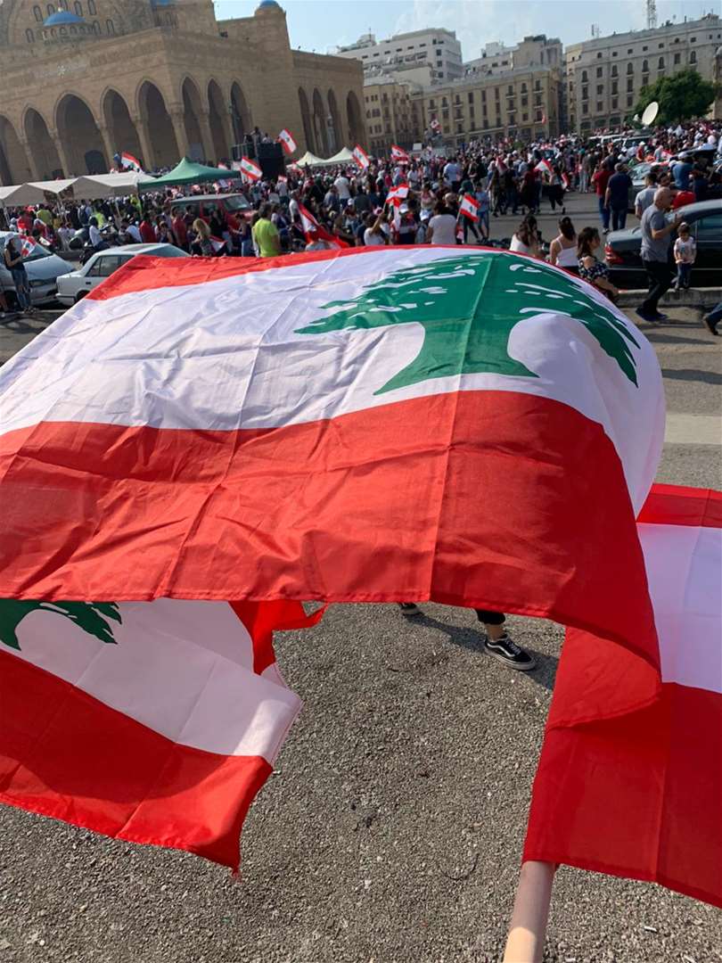 العالم اللبناني يرفرف في ساحة الشهداء بيروت - لبنان ينتفض