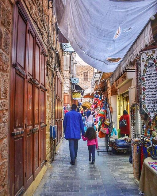 الفرحُ تفاؤلٌ بكلّ الألوان 💙❤️💛والرجاءُ أملٌ مهما قَسَت الأزمان 🌹🙏❤️... (Saida Old Souks)