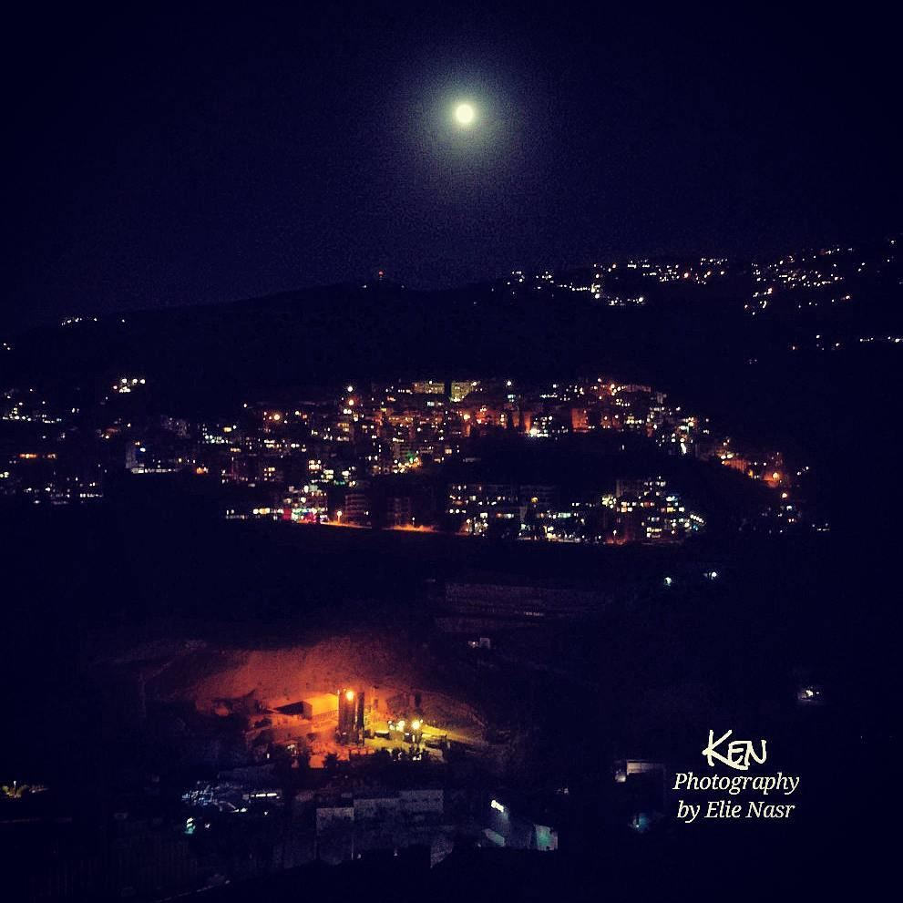 ...القمر بيضوّي عالناس والناس بيتقاتلواع مزارع الأرض الناس ع حجار بيتقاتل (Fanar, Mont-Liban, Lebanon)