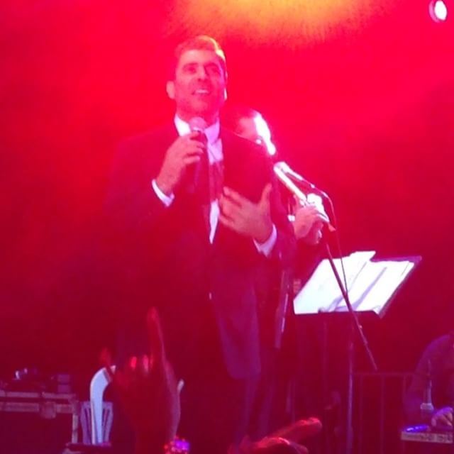 الملك يشعل مهرجانات اهمج بأغنية -ماوعدتك بنجوم الليل-waelkfoury_news
