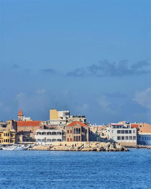 الموج الأزرق في عينيك يناديني نحو الأعمق وأنا ما عندي تجربة في الحبّ ولا ع (Tyre, Lebanon)