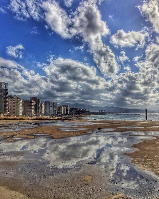 امي مسافره وحاعمل حفله بس ياريت ما تيجي على غفله 🙈🙊🙉  cityscape  beirut... (Ramlet Al Bayda Public Beach)