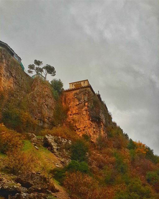 ان الاحلام الكبيرة لا نجدها على أرصفة الشوراع،، فهي تسكن الابراج العالية وت (Jezzîne, Al Janub, Lebanon)