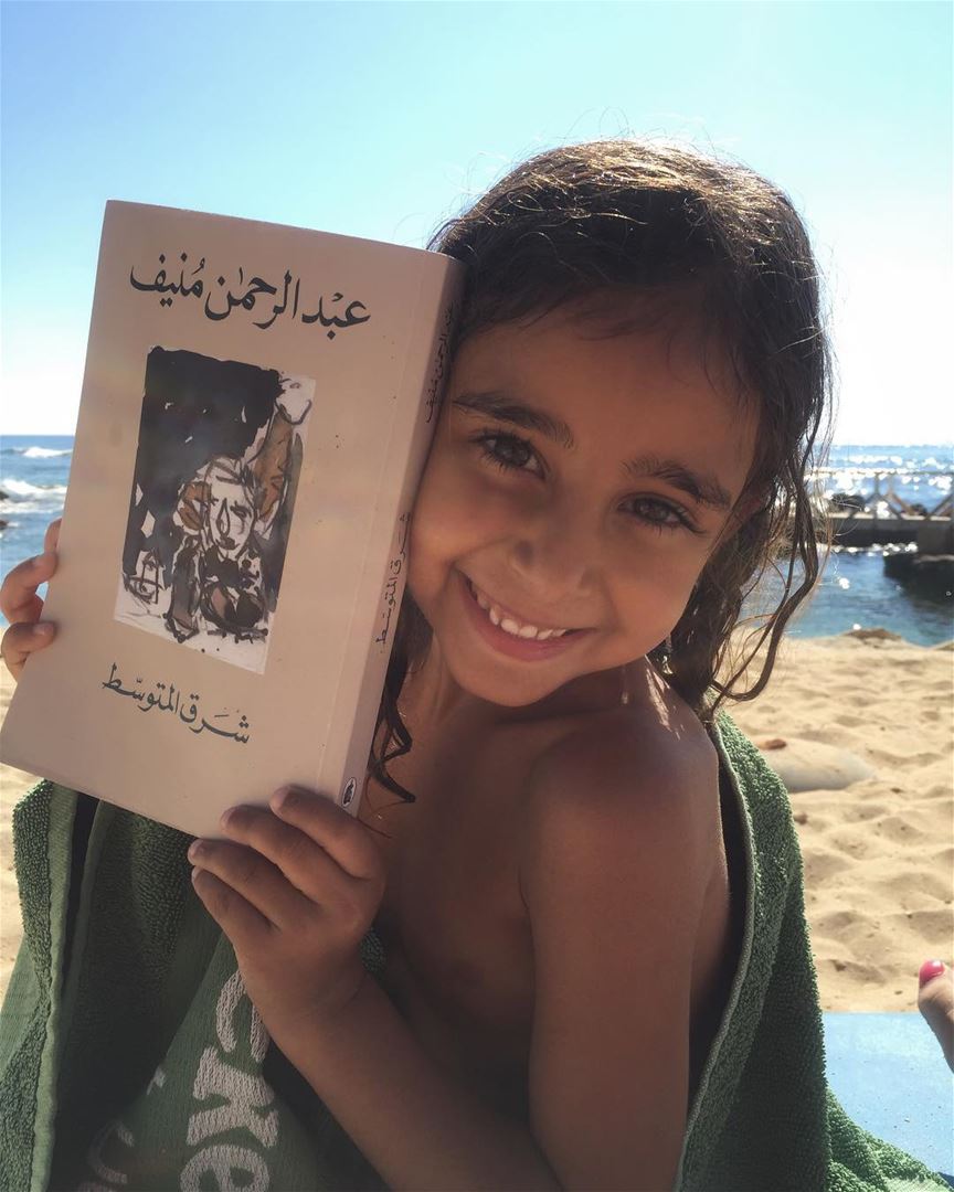 ان تأتي فتاة صغيرة إليك، بالكاد تفك الحرف، وتسئلك ان تصورها مع الكتاب.. ابت (Jiyeh الجية)