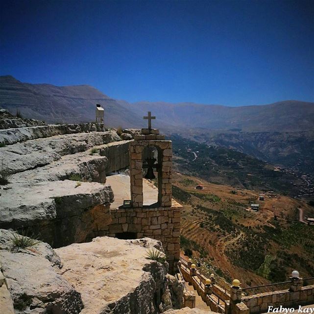 انت الصخرة وعلى هذه الصخرة سأبني بيعتي.=================================== (Hadchit Saint Elias Mountain)