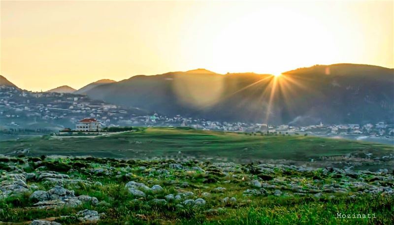 انت وجايي يا حبيبيلا تجي بالشمس بيلحقك خيالكتعا بالضباب تعا بلا خيالأنا (Deir Al Zehrane)