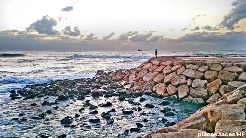 انتظرتُ ذلك المنظر العجيب الذي يحوّل البحر والجو إلى مكان آخر ... مَكان لن... (Saïda, Al Janub, Lebanon)