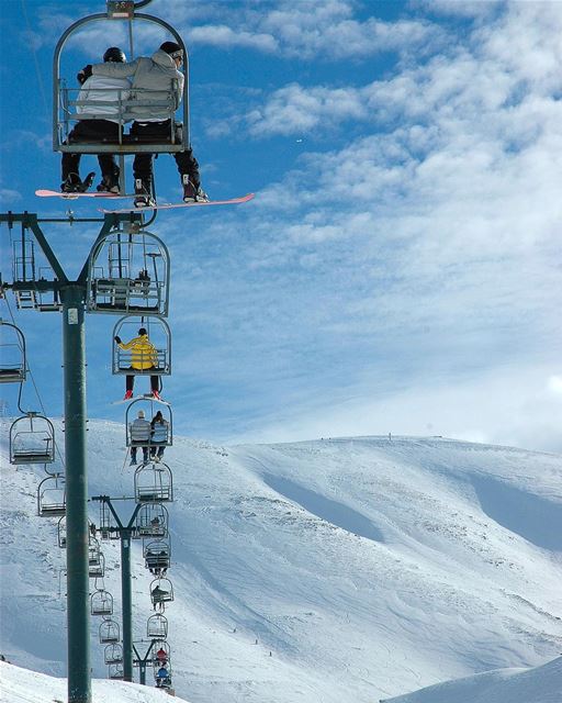 اوقف صور  ثلج ولا اكمل ؟  أصبحنا_وأصبح_الملك_لله_رب_العالمين  صباح_الخير من (Faraya, Mont-Liban, Lebanon)