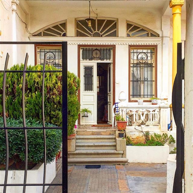 باب الدار مفتوح للجار ::::::::::::::::::::::: traditions  opendoor ... (Achrafieh, Lebanon)