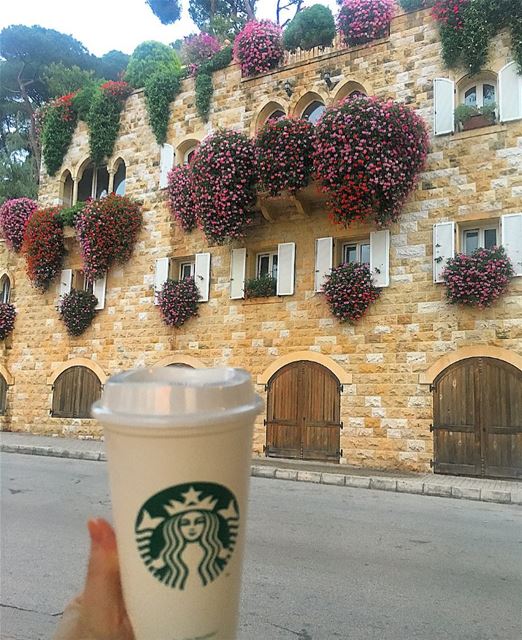 👨🏻: باخدك ل اخر العالم مكان ما في الا احنا ....👩🏻: فيه قهوة !!!!.... (Broummâna, Mont-Liban, Lebanon)