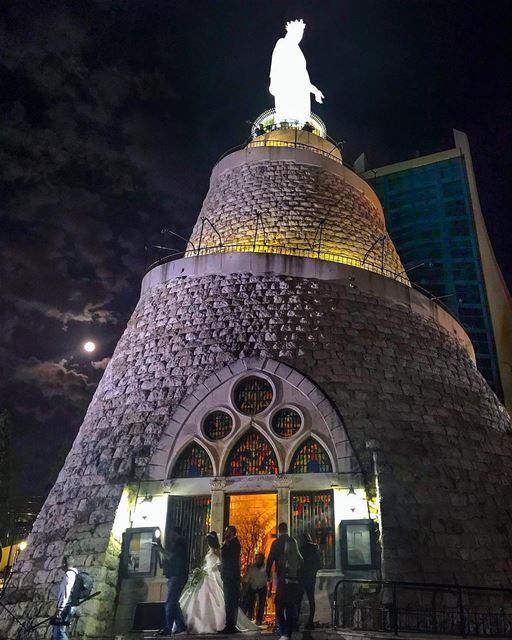 بحبك يا سيدة لبنانلعندك جايي زورحلوة وجمالك فتّانوعطرك البخّورهياني قبا (The Lady of Lebanon - Harissa)