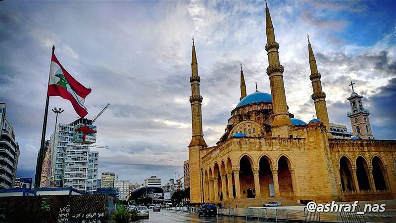 بحبك يا لبنان يا وطني بحبكبشمالك بجنوبك بسهلك بحبك livelovetyre ... (Beirut, Lebanon)