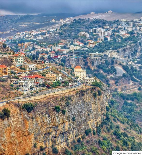 بحبّك! ما بعرف، هنّ قالوليمن يومها صار القمر أكبرعَ تلالنا، وصارت الزغلول (Jezzîne, Al Janub, Lebanon)