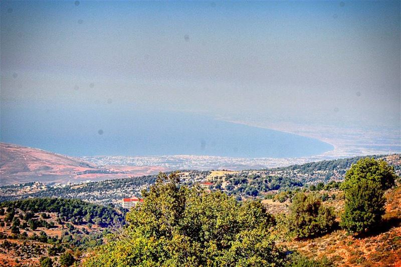 بحر و حلى و شطوط سبحان الخالق هالجمالخلقت فيها و رح موت و بيبقى القلب عالش