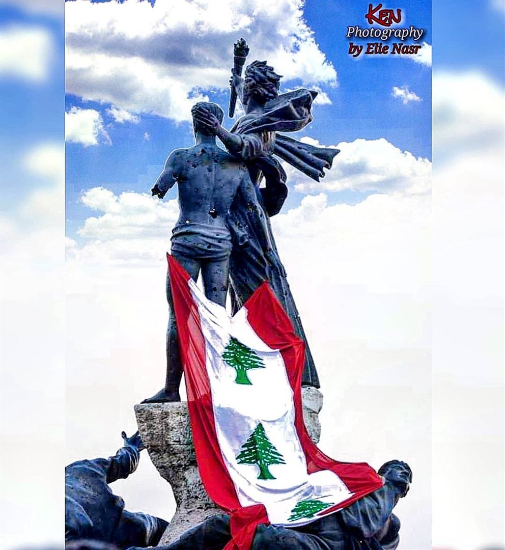 ...- بدكن الاستقلال؟- بدنا الاستقلال.- اعتمدوا على الله وعحالكون.. خدوه... (Martyrs' Square, Beirut)