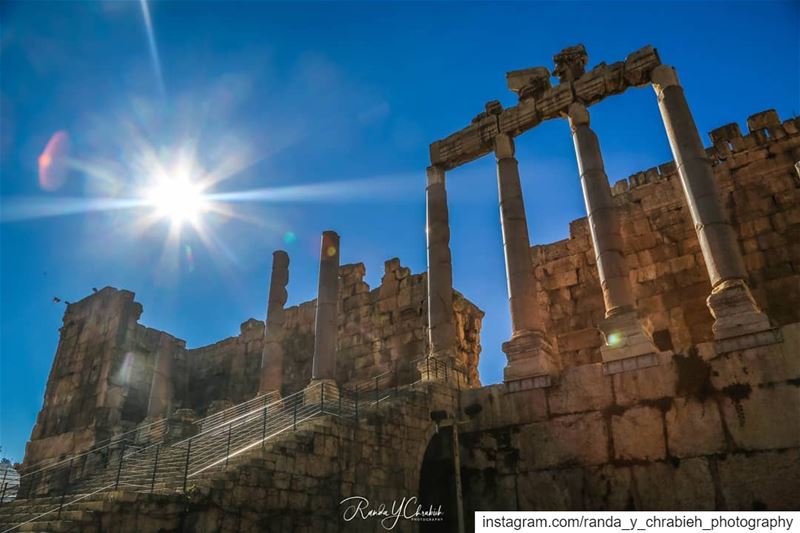 بعلبك مدينة الشمس 🌄  baalbek  lebanonspotlights ... (Baalbek, Lebanon)