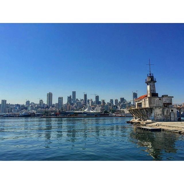 بعيد عنّك حياتي عذاب. بيروت (Port of Beirut)