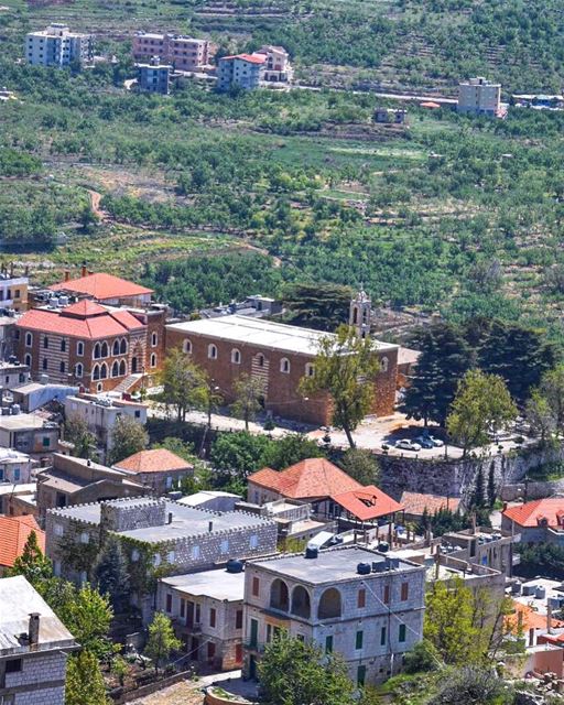 بفيّ الأرزاتشامخة كنيسة مار جرجس بقلب إهدن والذكرياتمن تاريخ كلّه تضحيات... (Ehden, Lebanon)