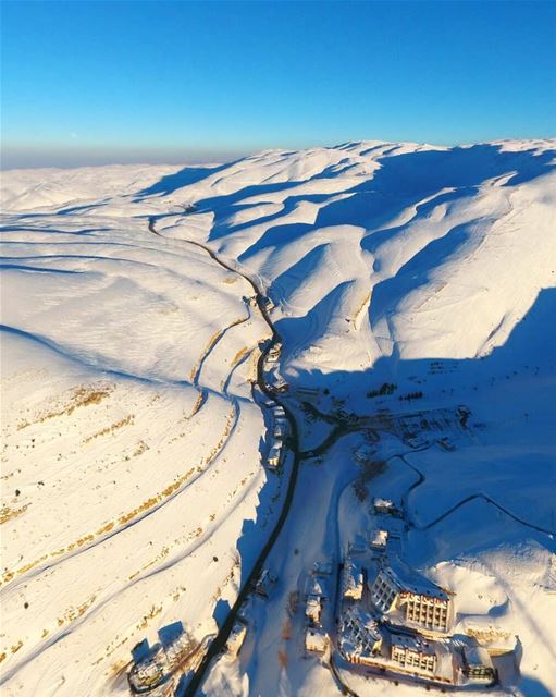 بلد يقضي فيه المرء أوقاته متطلّعاً إلى السماء متأمّلا القمم الشاهقة ، هو بل (Faraya, Mont-Liban, Lebanon)
