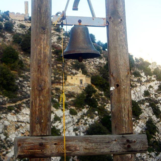 بمغارة زغيرة مخفية يتحقق عهد جديد (Hardine, Lebanon)