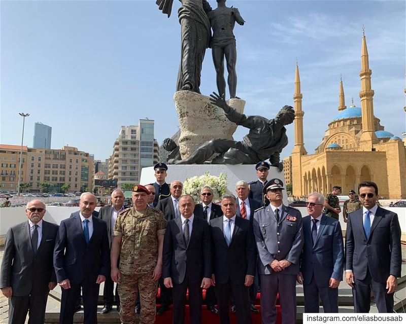 بمناسبة عيد الشهداء يضع وزير الدفاع الوطني الياس بو صعب إكليلاً من الزهر بإ (Tomb of the Unknown Soldier (Lebanon))