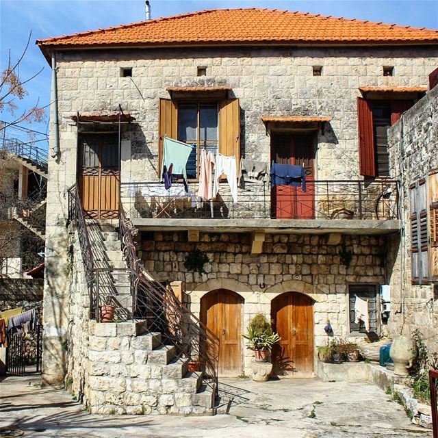 بواب العتيقة عم تلوحلي 🎈 .. غسيل  ضيعة ❤ شتويه  lebanon  beino ... (Beïno, Liban-Nord, Lebanon)