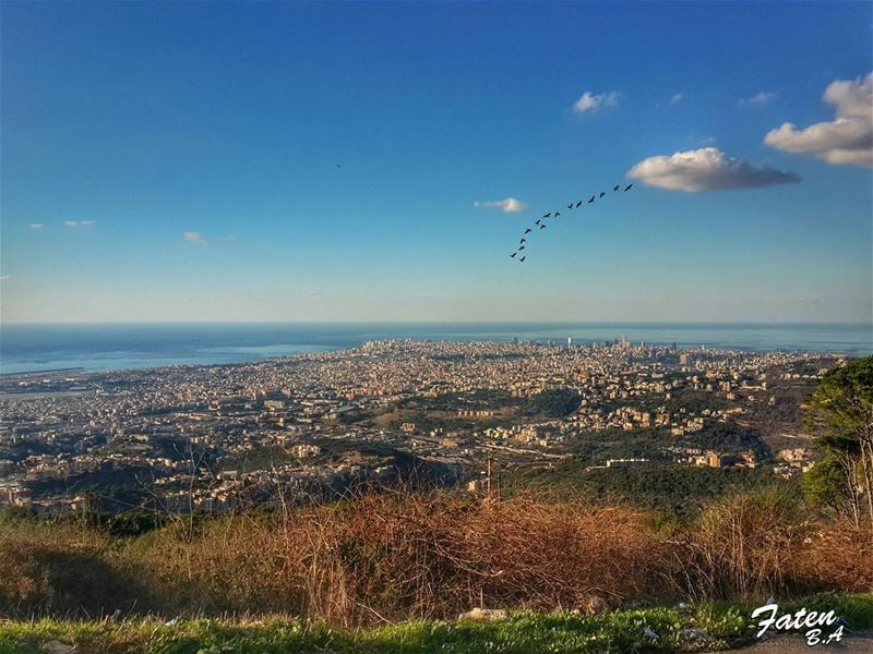 .بوقف انا كل يوم ع بابيبنطر حبيبي يطل من خلف المدىبسأل انا عطول اصحابيش (`Aytat, Mont-Liban, Lebanon)