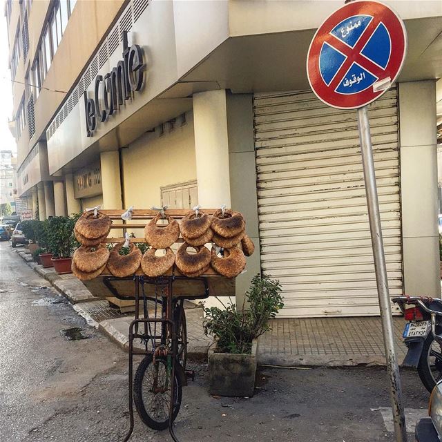 بياع الكعك عندو واسطة😉Breakfast on the go! Would you like your kaake... (Furn Shebak, Beyrouth, Lebanon)