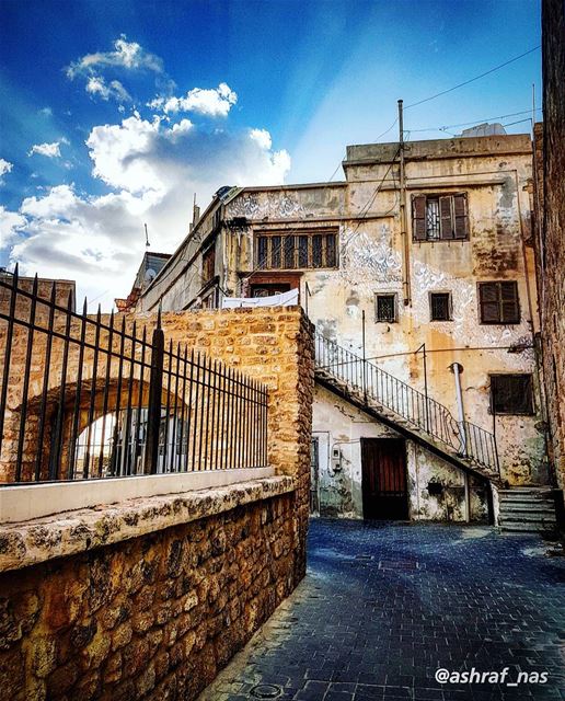 بيتك يا ستي الختيارةبيذكرني ببيت ستي...تبقى ترندحلي أشعاراوالدنيي عم بتش (Tyre, Lebanon)