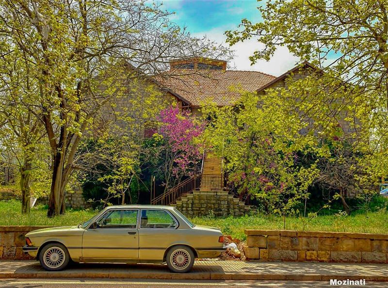 بيتو بآخر البيوت قدامو عليي بتوصل عالبيت وبتفوت وبتسلم الهديي ولو عنا قال (Sawfar, Mont-Liban, Lebanon)