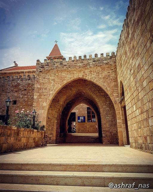 بيتي أنا بيتك وما الي حدامن كتر ما ناديتك وسع المدى... livelovetyre ... (Tyre, Lebanon)