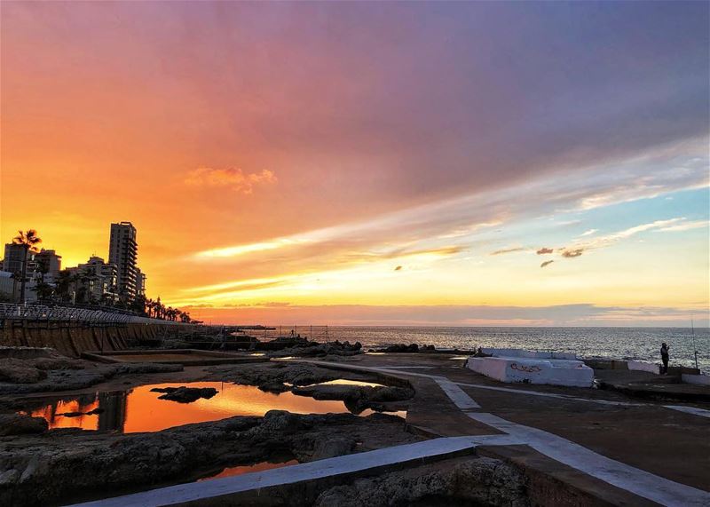 بيروت بيروت، والحب بأولو والحلم بأولو بالليل الطويل عل مسافه يميل، ينسانا خ (Ain El Mreisse, Beyrouth, Lebanon)