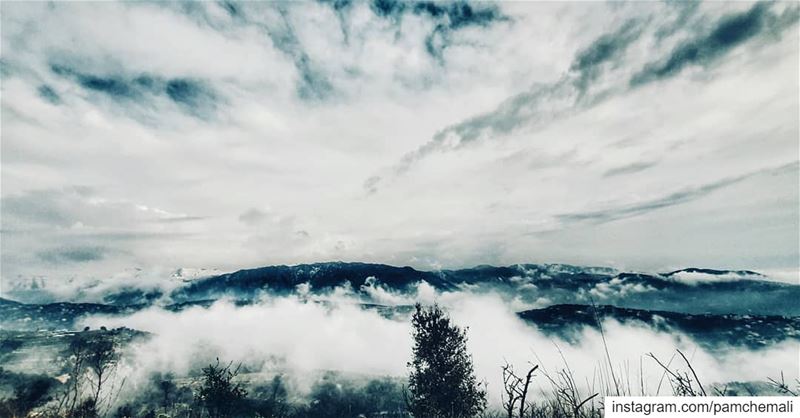 ...بين السما و الأرض غيمة صغيرة 🙏 liveloveannaya المسيح_قام...... (Annâya, Mont-Liban, Lebanon)