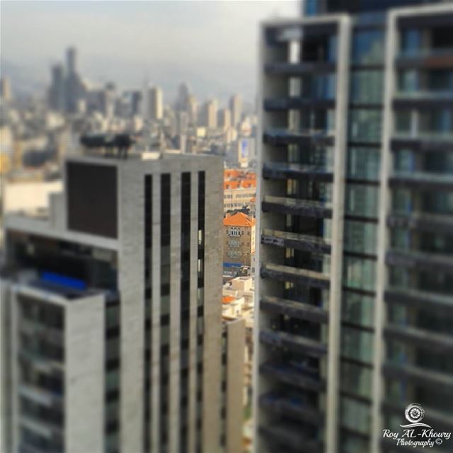 بيوت بيروت القديمة تتوسط بيروت الحديثة فتظهر شامخة شموخ الارز! و تلفت النظر (Beirut, Lebanon)