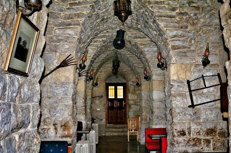 تحت القناطر... محبوبي ناطر  فيروز old  house  restaurant  lebanese ... (Diwan Al Khalil)