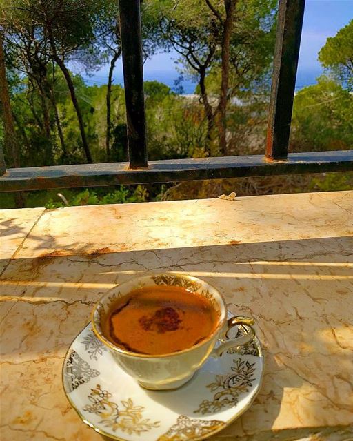 تحتاج احيانا للعزلة في مكان  هاديء مع كوب من  القهوة.. قهوتي  قهوة_تركية