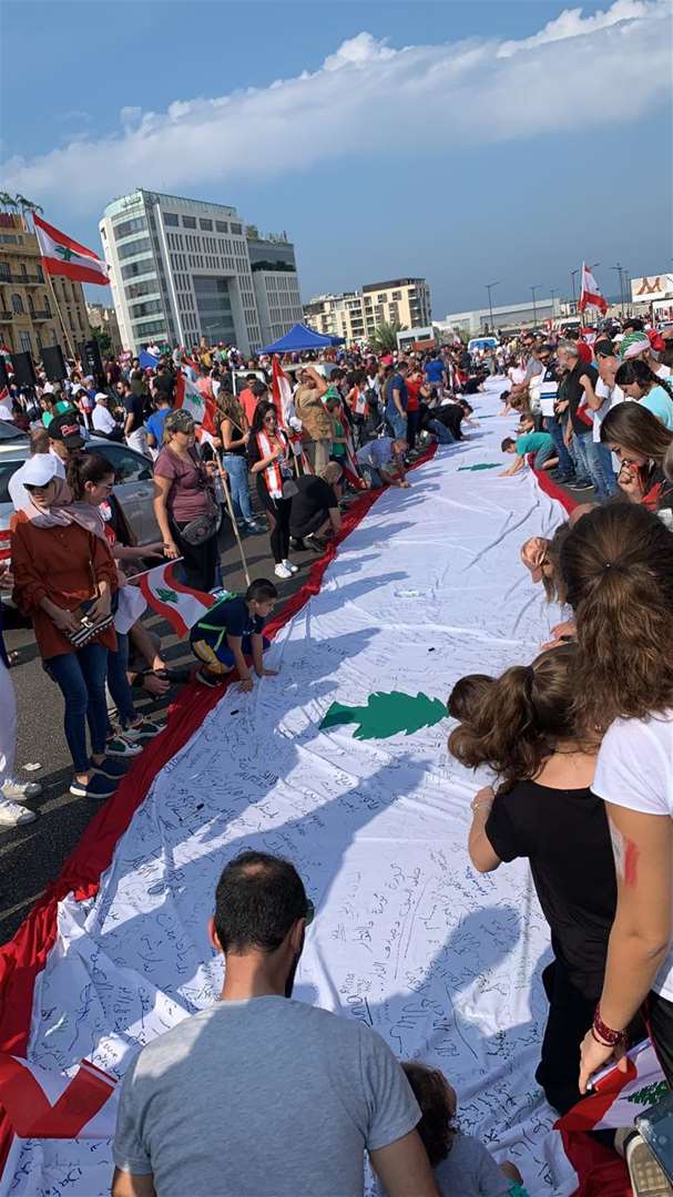 تحضير العالم اللبناني المليء بتوقيعات المعتصمين - لبنان ينتفض