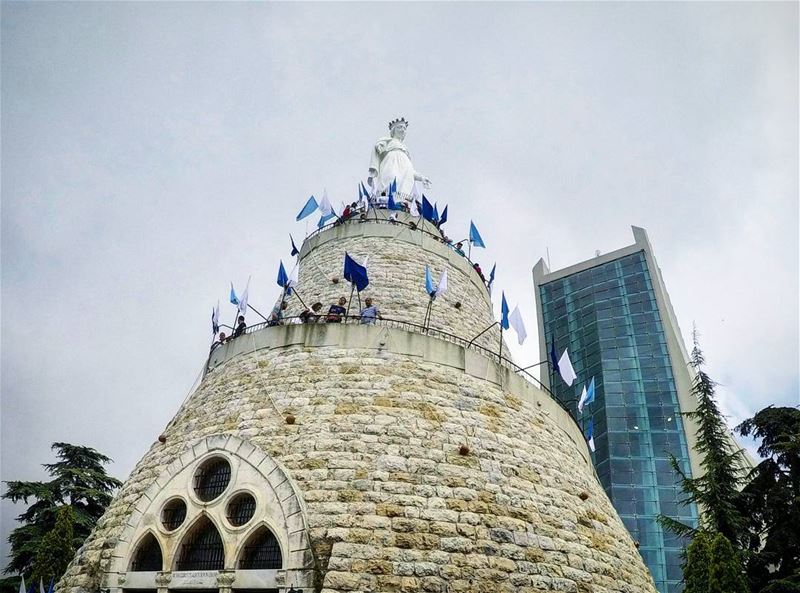تضرعي لأجلنا... VirginMary  Harissa  pray  Lebanon livelovelebanon ... (Harisa, Mont-Liban, Lebanon)