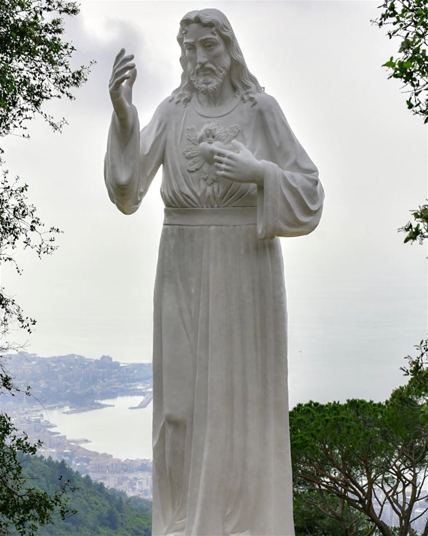 تمثال “يسوع الرحمة الإلهية” على تلة تطل على خليج جونية أُطلق عليها اسم “جبل (Ghosta, Mont-Liban, Lebanon)