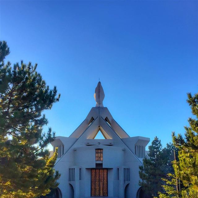 تمخرين في النور فيرقص الفضاء هل السماء هي أحلامك الزرقاء ؟ ✨🙏💙 من قصيدة... (Saydet El Hosn - Ehden)