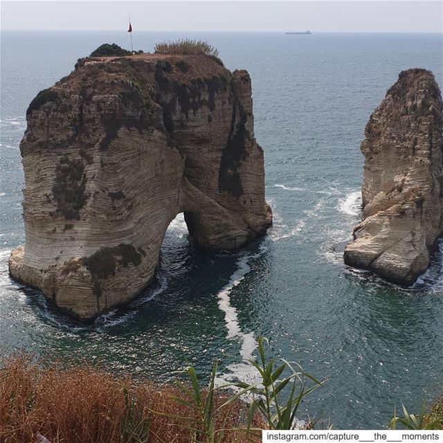 تُعتبر صخرة الرّوشة من المعالم السياحيّة الرئيسيّة في لبنان، والتي تستقطب ا (Raouche)