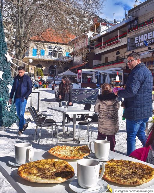 ثلج ومناقيش بهالكوانينوميدان إهدن فرح وعجقة وحنينودائماً على أجمل الذكريا (Al Midan Ehden)