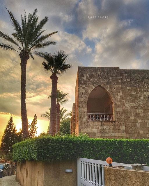 جئتك من كل منافي العمرأنام على نفسي من تعبيما عدت أزور فناراالبحر تخربي (Jbeil-Byblos)