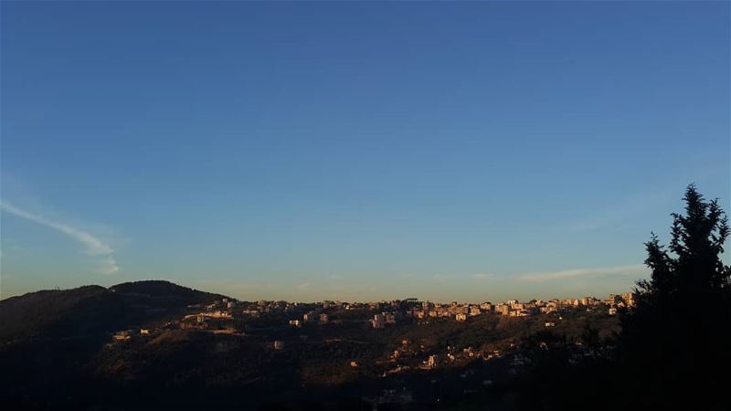 •جبل ينظر إلى شجرة، و سماء لا تنتظر أحد...••• mountain  tree  skynet ...