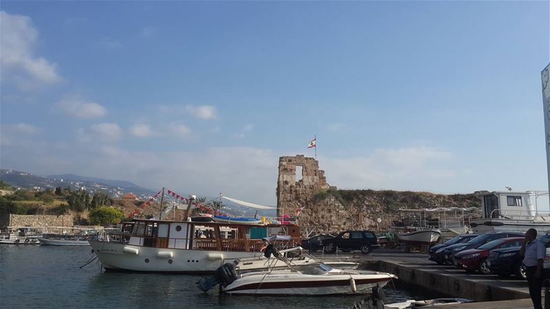 •جبيل بالصيف، ... و الزلمي عم يتأمل العلم...(serendipity♡) (Byblos, Lebanon)
