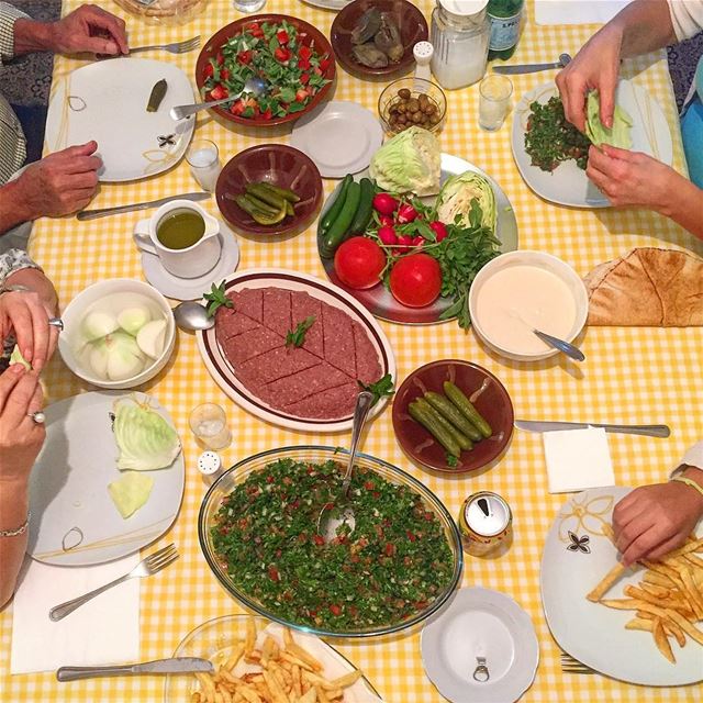 جَمعة نهار الاحد. Tabbouleh and kibbe naye:::::::::::::::::::::::::::::::: (Jamhoûr, Mont-Liban, Lebanon)