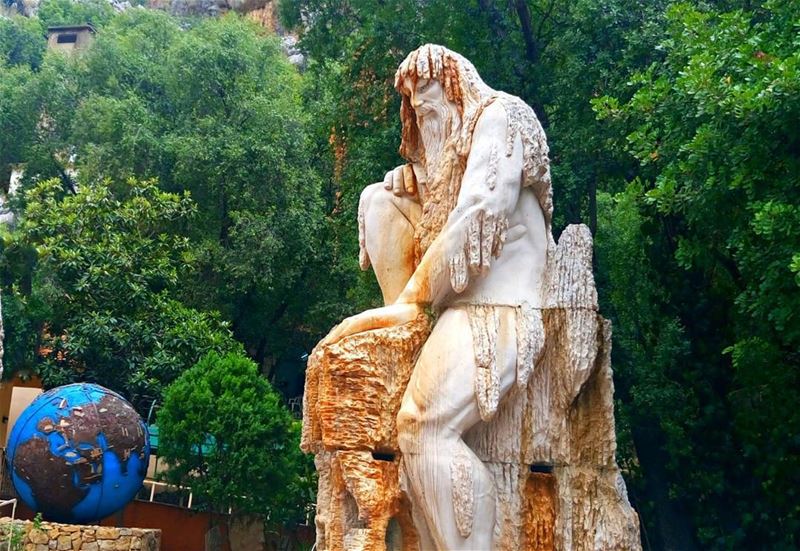 حارس الزمن من صخر لبنان ... من هذا الندى ... كان فجر للزمان ...كان عمر لل (Mapas Jeita Grotto)