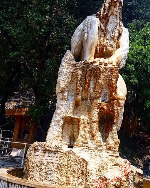  حارس_الزمن من صخر لبنان  من هذا الندىكان فجر للزمان  كان عمر للمدى... (Grotte de Jiîta)